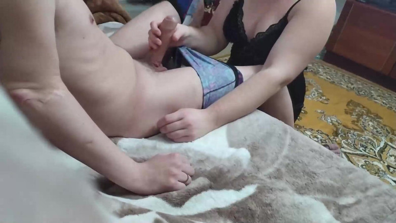 SchoolPrincess: Adik tiriku yang gerah lagi asik nyepong kontol