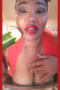 Sarah Fonteyna squirt compilation: Succhia e scopa grandi zucchine