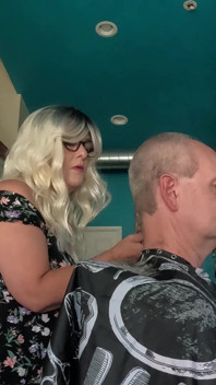 Tukang gunting rambut yang merokok