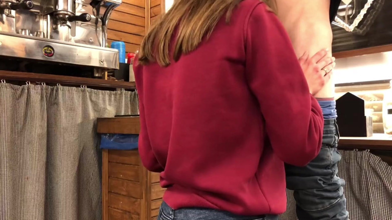 teenstep: Primera Mamada En El Trabajo - Chupando Una Polla Mientras Se...