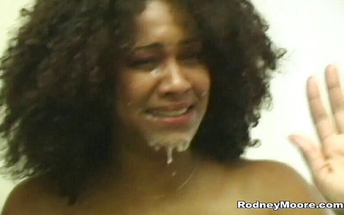 Rodney Moore: Linda chica negra con enormes tetas desordenadas y húmedas, mamada...