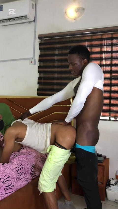 Pa_blo: O top musculoso fodeu sua aluna virgem