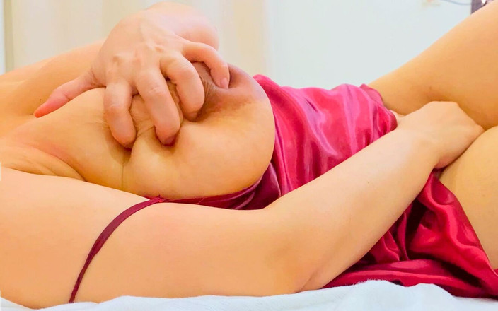 Faustina Pierre: La milf tettona era così eccitata che si masturba con...