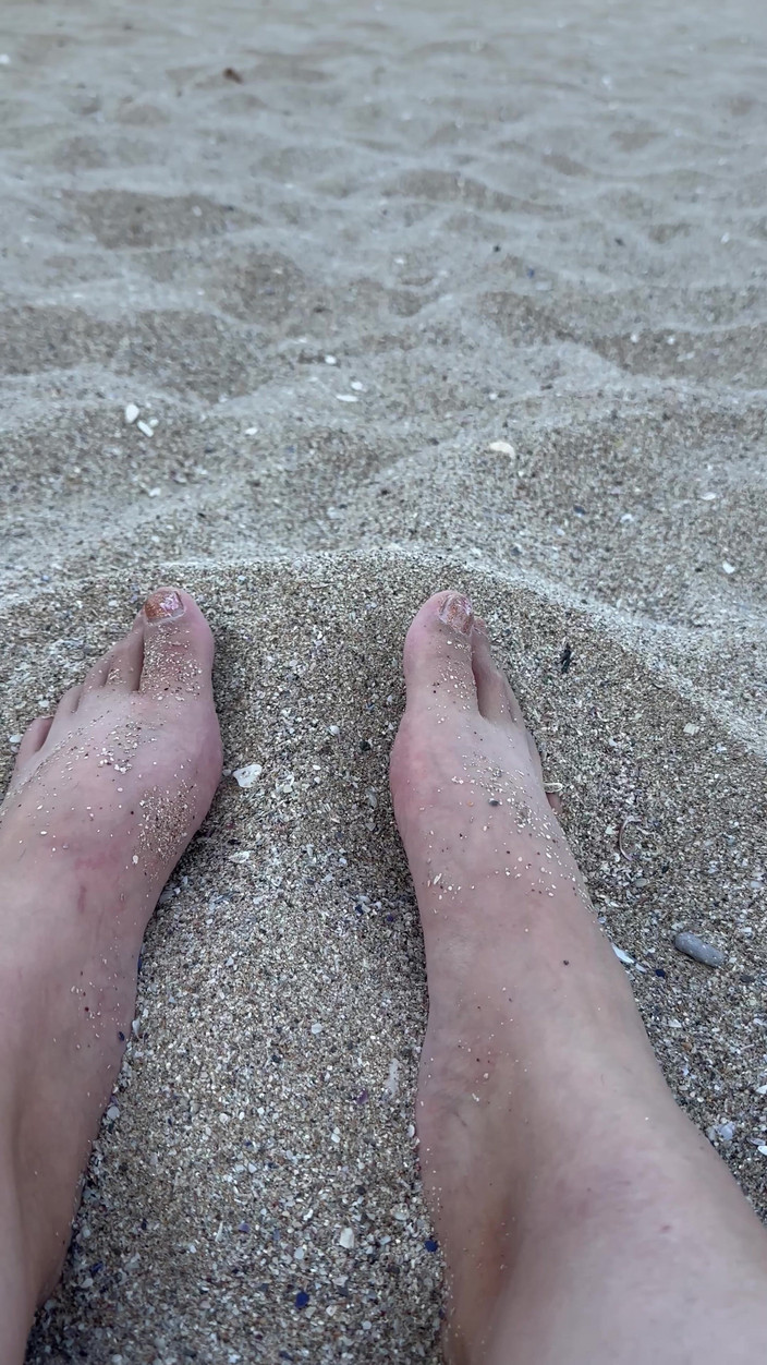 Young_strawberry: Journée à la plage, caresse mes gros pieds sexy dans le...