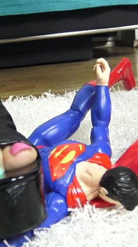 Superman Crush! Kejam Reell menghancurkan Superman secara simbolik untuk semua lelaki!