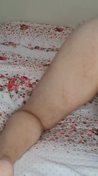Min fru testar mitt hungriga rövhål med en svart butt Plug. Hon knullar mig medan hon ger en grov avrunkning