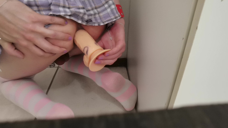 Kinky Princess: Exersez călărind o pulă cu un vibrator