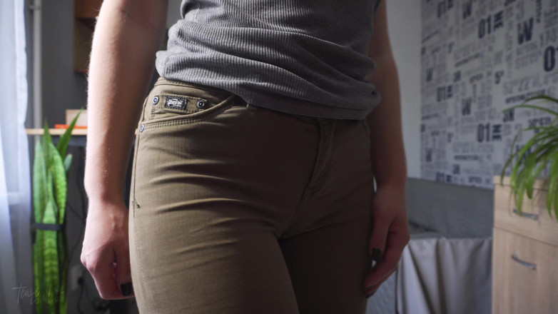 Teasecombo 4K: Het kvinna i tajta jeans går runt och retar trosor