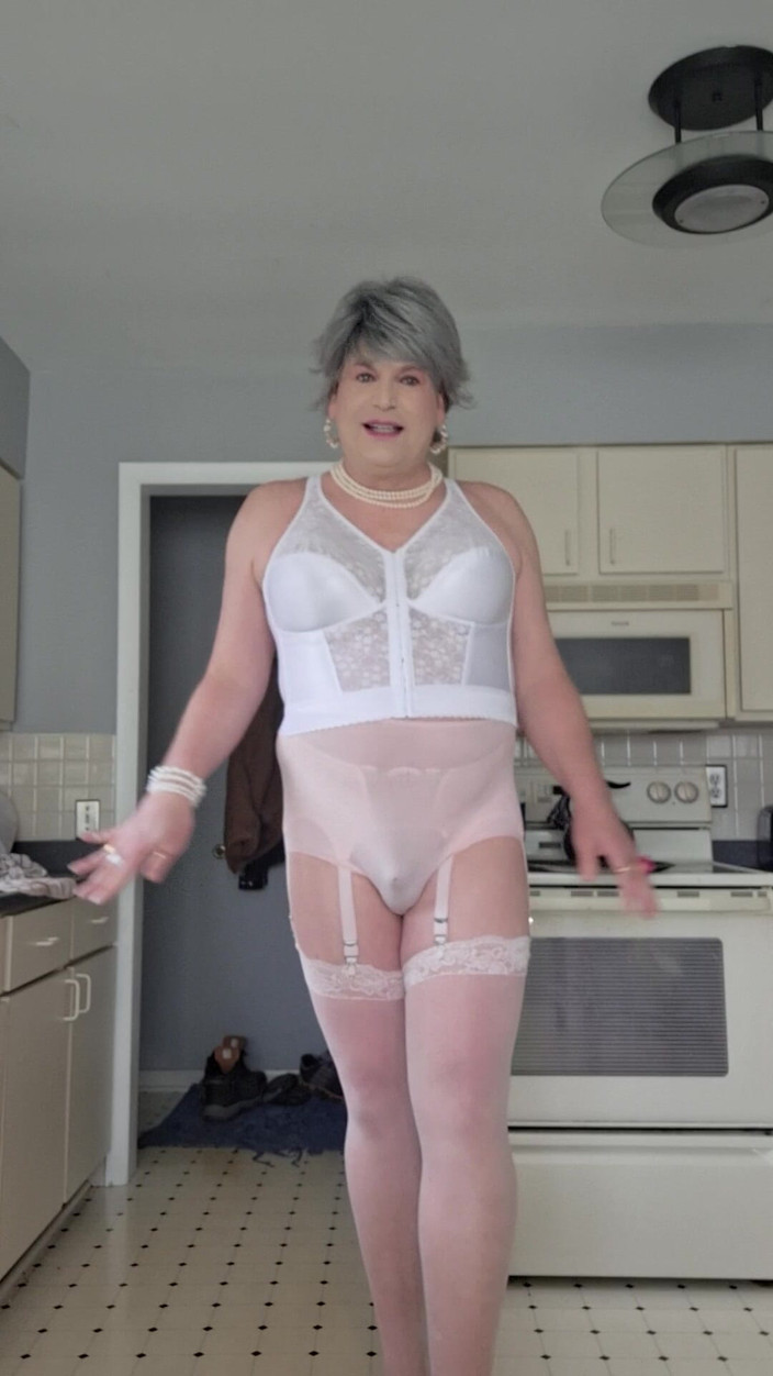 Victoria Lecherri: Vicki, mamie trans, cougar, a besoin de plusieurs jeunes hommes...