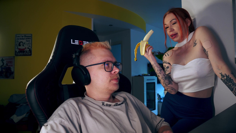 Toma Mur: Macecha svádí nevlastního syna Under Desk pro výstřik na obličej,...