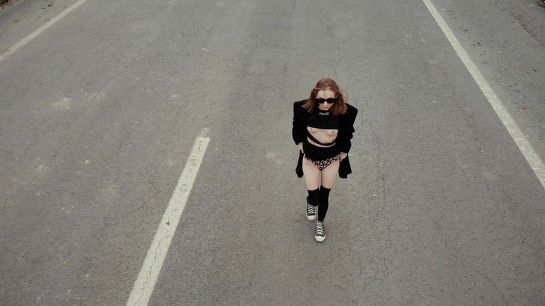 Dirty slut 666: Zlobivá Alice ukazuje zadek a prsa kundičky na koleji