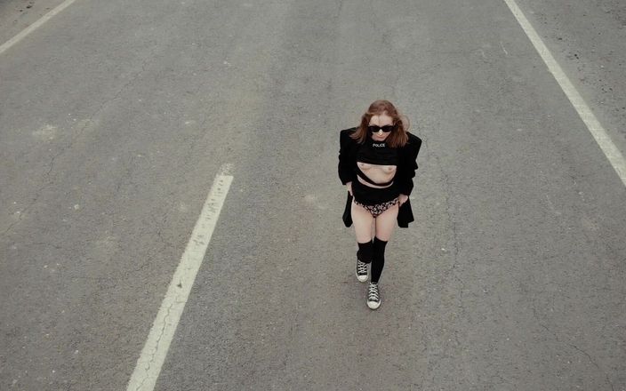 Dirty slut 666: Шаловливая Alice показывает киску, задницу и сиськи на трассе