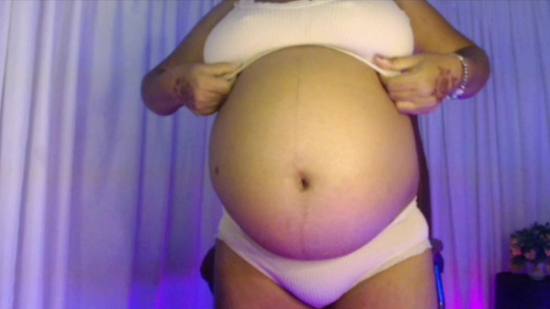 HotGirl21: 뱃속을 놀고 물을 마시는 펜티 브라의 임신한 여자.