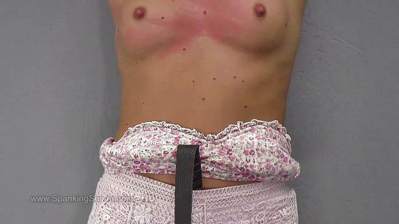 Spanking Server: Кнут груди с татуированной Cora