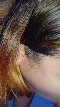 สาวใส่ชุดชั้นในถูกเติมน้ําอสุจิในลําคอ