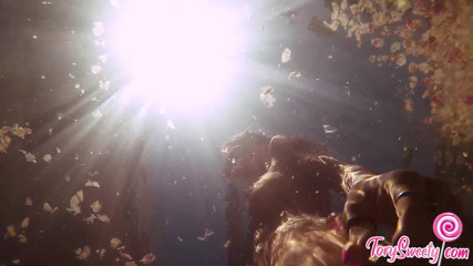 Tory Sweety: Hot babe outdoor masturbate pussy at the resort