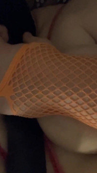 Spremendo le mie grandi tette succhiando il mio orgasmo con la stimolazione con il dildo