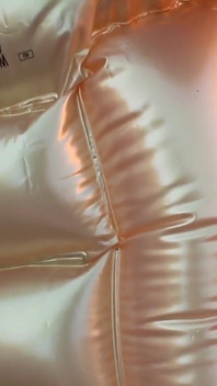 Матраса з повітрям біля басейну