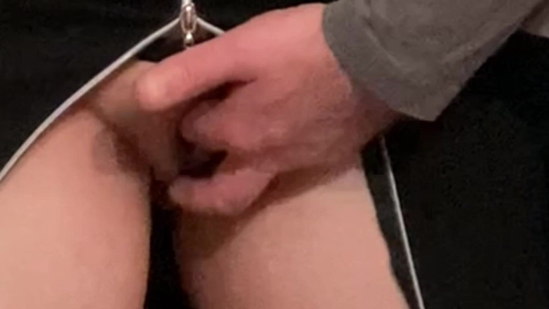 PriyaNaavya: 人前でドレスの下で指で愛される欲求不満な女の子