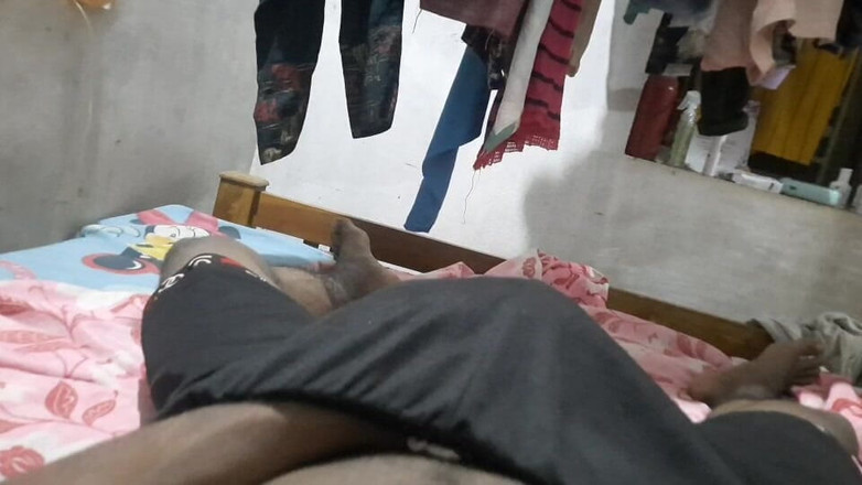 Wheyincognito: Quente garoto de 18 anos se masturbando enquanto está deitado na...