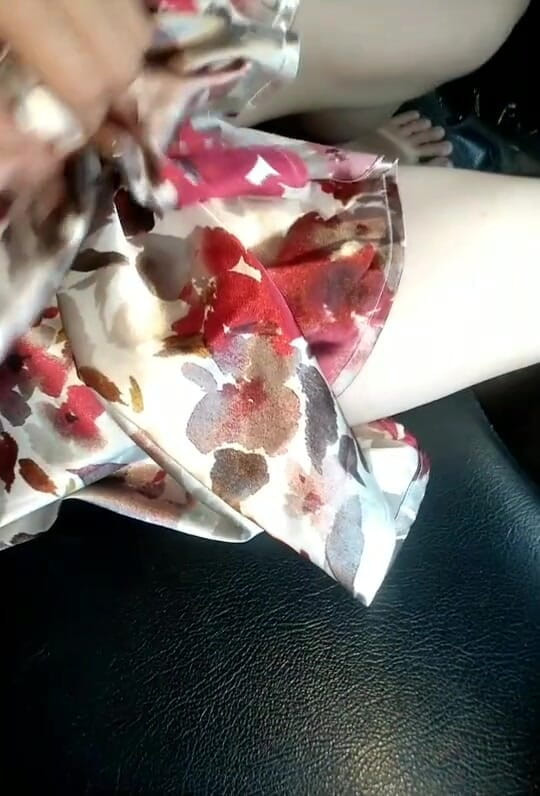 Naomisinka: Satinblumen-masturbation im kleid