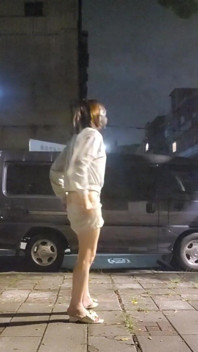 Sesso anale all'aperto con un enorme dildo, sborra sulle mutandine e rimettetele