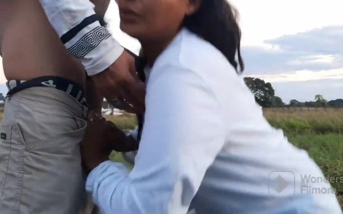Karely Ruiz: Une adolescente latina se fait baiser en levrette dans la...