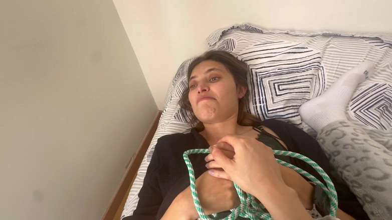 scarlettandc: Związała mnie, a potem postawiła mnie twarzą do orgazmu, żeby mieć...