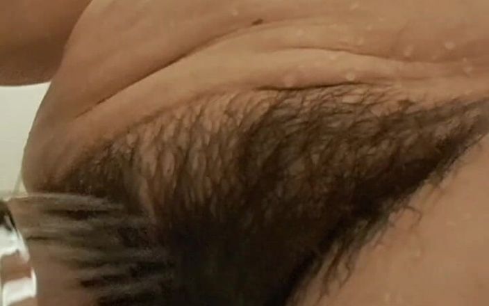 Mommy big hairy pussy: Seins et chatte qui coule, corps riche