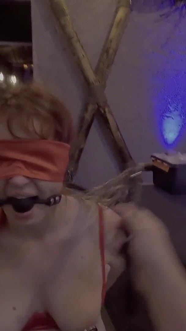 Elena917: Orgasme berganda pada Sybian semasa perhambaan BDSM bermain dalam Dungeon