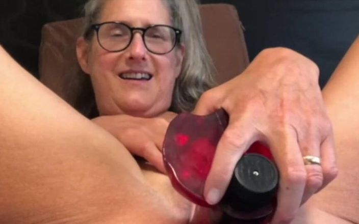 Squirting Senior: Zralá manželka detailní masturbace s velkou hračkou
