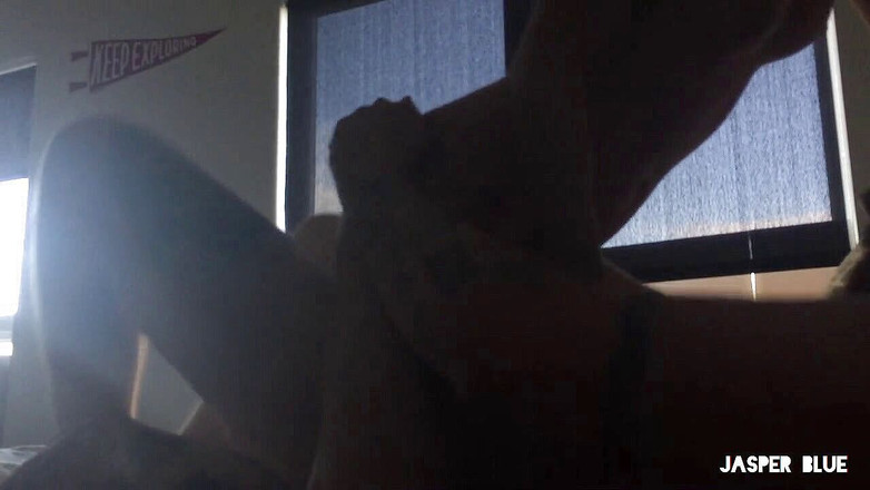 Jasper Blue: Jízda na péru při západu slunce