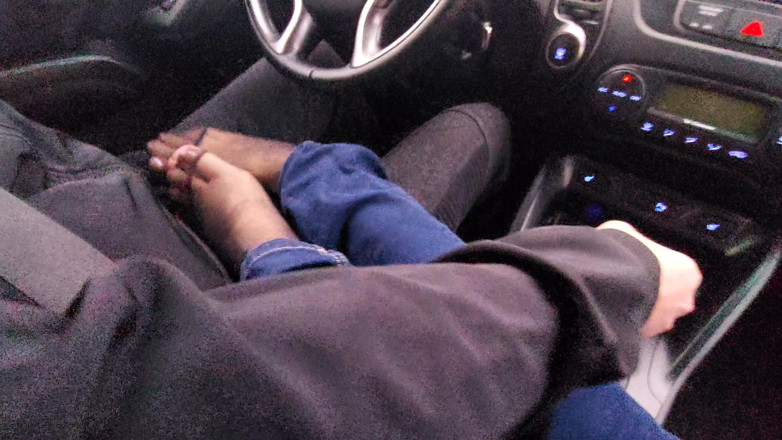 Step Mommy: Mamă sexy amatoare în blugi și șosete din nailon oferă unui șofer de taxi...