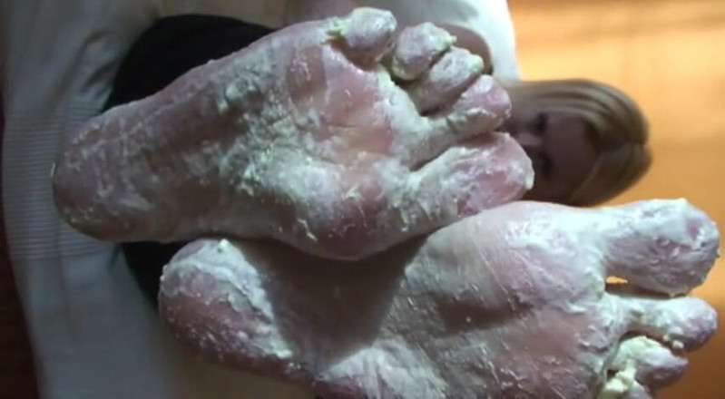 Foot Girls: Sarışın sürtük ayak ve yemek fetişinin tadını çıkarıyor