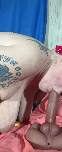 Lamiendo bola ahora ella está saltando encima con su gran culo sin parar