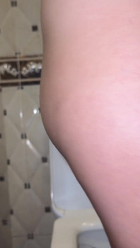 Eine zusammenstellung von nahaufnahme pissen in toilette und badewanne!