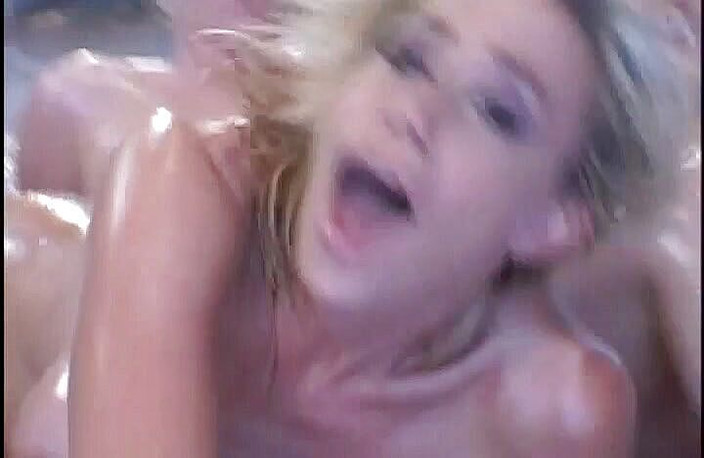 Perfect Porno: Ženatý bohatý chlap šuká dvě sexy holky s těsným zadkem