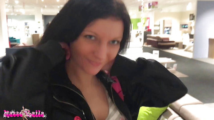 Laila Banx: Ošukaná v obchodě s nábytkem - extrémní cumwalk