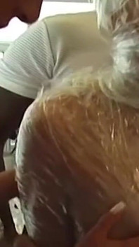 Une salope blonde enveloppée de plastique se fait enculer et taquiner sans relâche