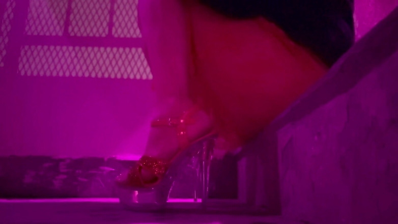 Artemisia Love: Artemisia liebt es, high heels im freien zu tragen und...