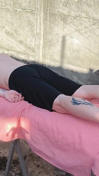 Masaje desnudo al aire libre con rubia atractiva