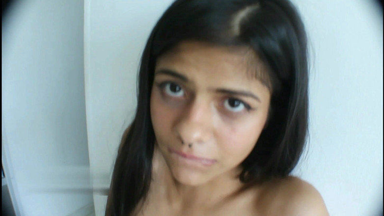 Britany: Krásná sexy brunetka si přijde ošukat kundičku