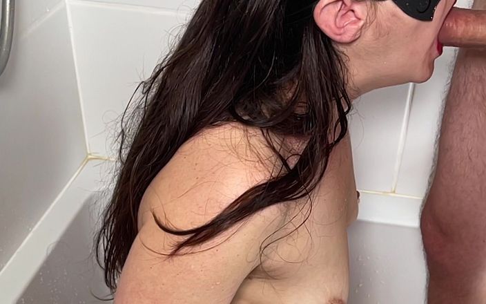Submissive Miss BDSM & Uk Girl Fun: İtaatkar sürtük sert yarakla ağzına alıyor ve salya akıtıyor