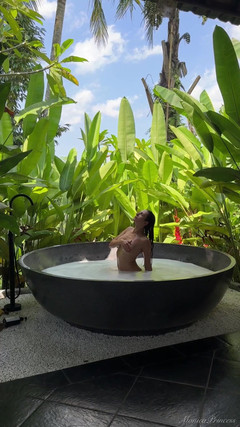 Princess Monica: नग्न होकर भाप से भरे जंगल स्नान में मेरे साथ जंगली हो जाओ