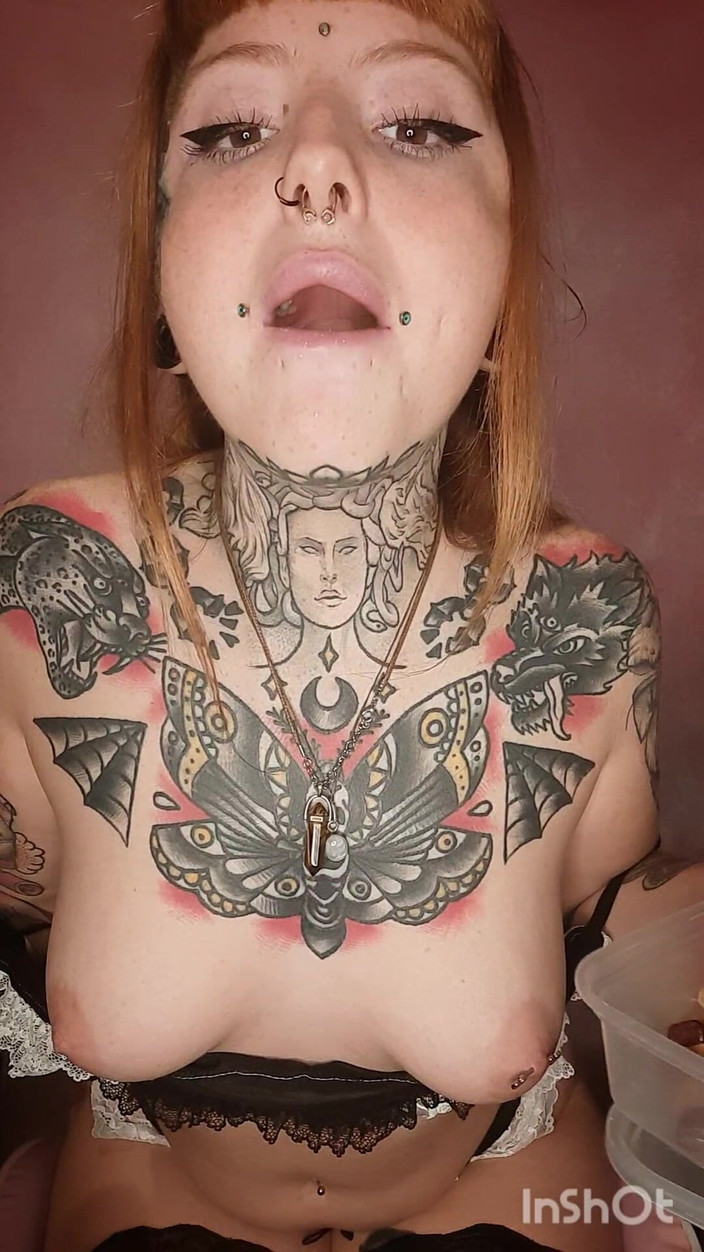 Yourfavecumslut: Pokojówka nadziewa usta słodyczami