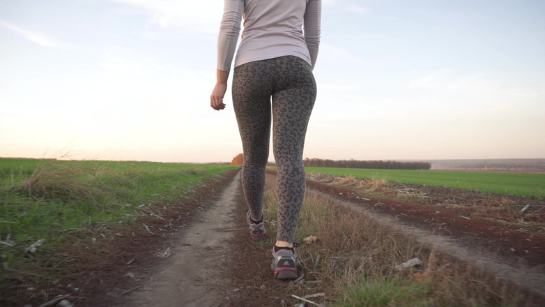 Teasecombo 4K: Adore mon cul de MILF qui marche dans un legging...