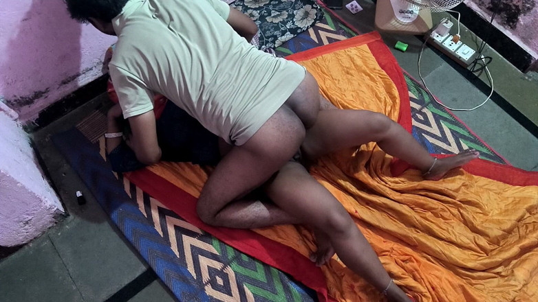 Amarjit2526: Nově vdaná nejžhavější indická Desi Bhabi šuká s mladším nevlastním bratrem...