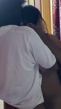 Sexe en plein air, un demi-frère et sa demi-sœur se font baiser par la porte de la porte et sexe, couples mallu, romance torride avec sexe sur la terrasse