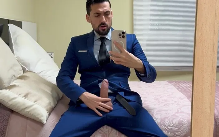 Liam Harding: Hot Suited Daddy Jerking off in Front of the Mirror