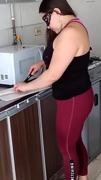 Ich werde mit dem Putzen eingestellt und zeige am ende meinen Cameltoe, brüste und luttsche schwanz.